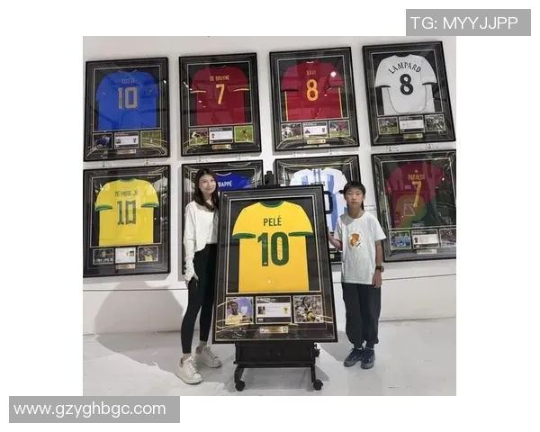 足球明星拍卖限量版签名鞋子视频引发粉丝热议与竞拍热潮 足球明星拍卖限量版签名鞋子视频引发粉丝热议与竞拍热潮